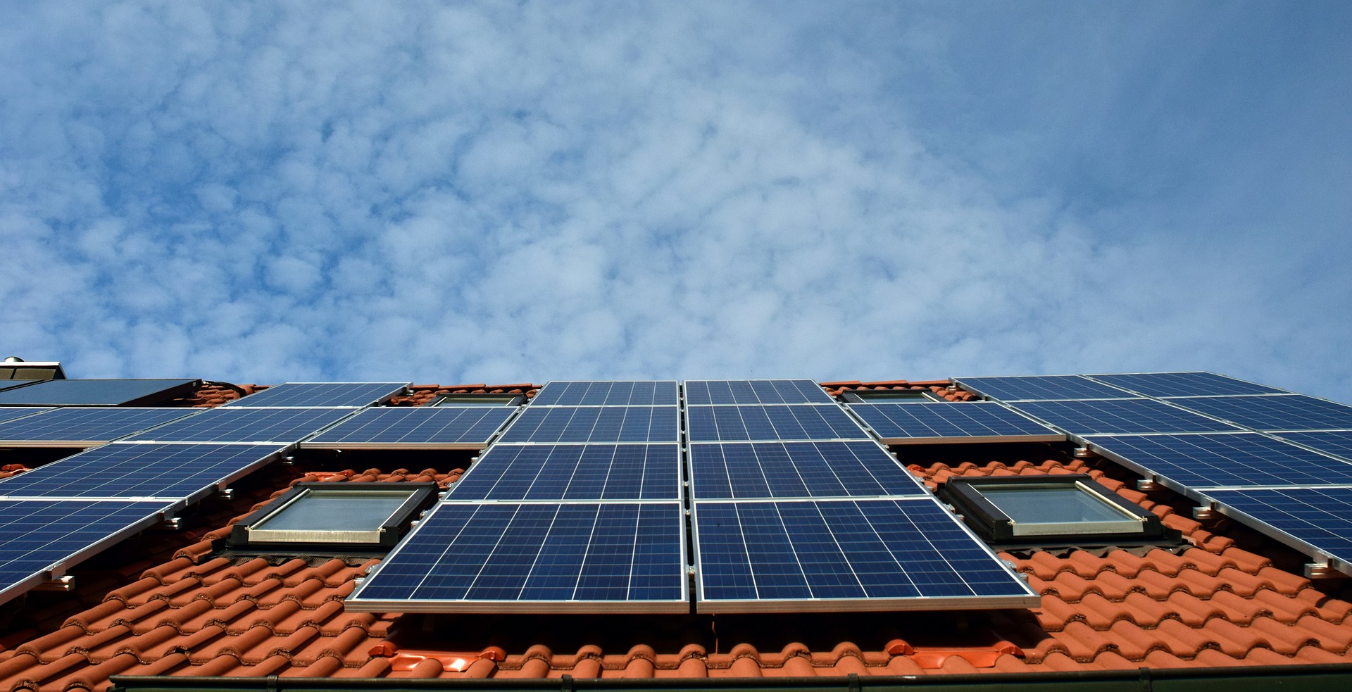 האם כדאי להתקין פאנלים סולאריים על הגג הפרטי?